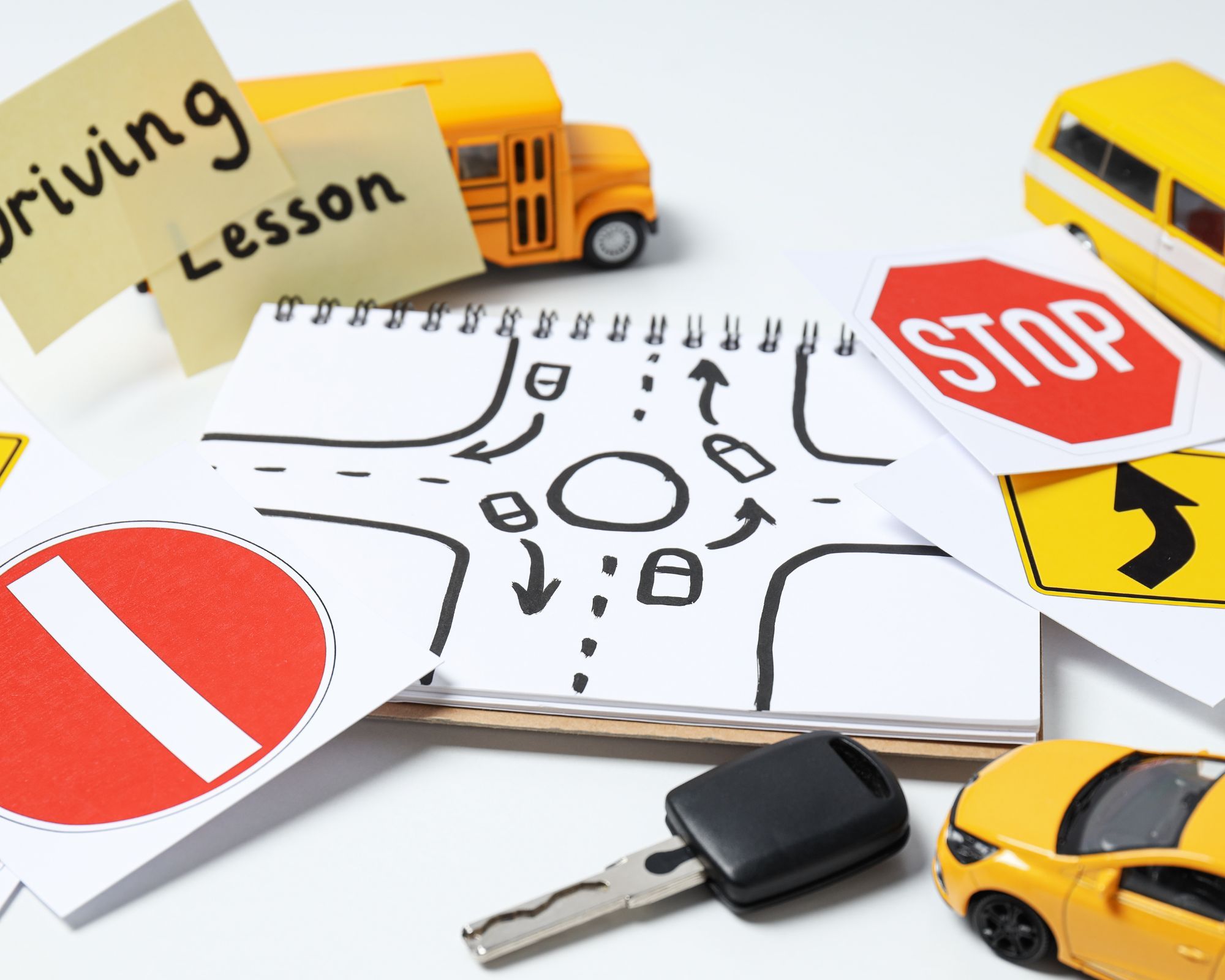 Schrift met verkeerstekeningen, verkeersborden en autosleutels