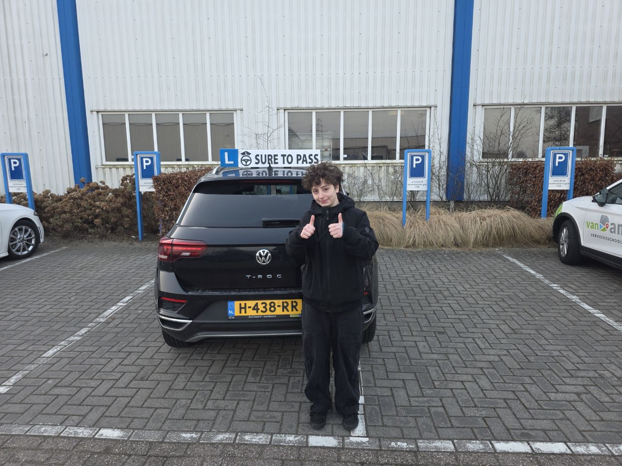 Geslaagde kandidaat van Sure to Pass bij de lesauto