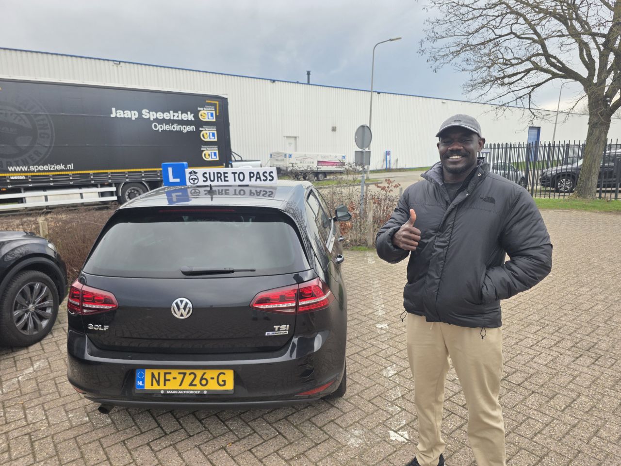 Geslaagde kandidaat van Sure to Pass bij de lesauto